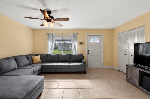 2032 Hideaway Cir, Fort Pierce FL 34952-4802 exterior