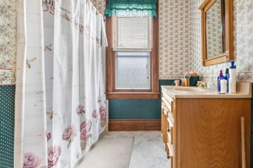 1525 82, Milwaukee WI 53222-2935 exterior