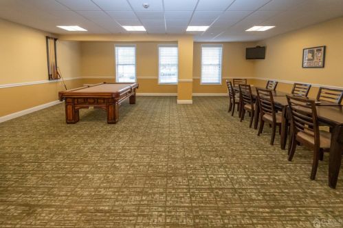 306 Regency Pl, Woodbridge NJ 07095-1036 exterior