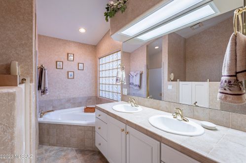 594 Mickelson Ln, Green Valley AZ 85614-5749 exterior