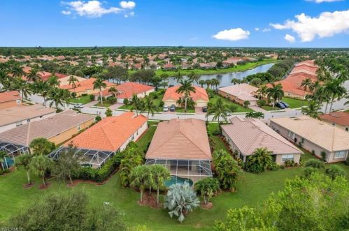 14393 Manchester Dr, Naples FL 34114-8657 exterior