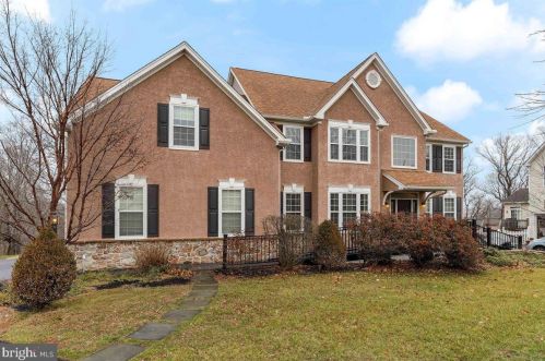 220 Peters Ln, Chester, PA 19014-1401