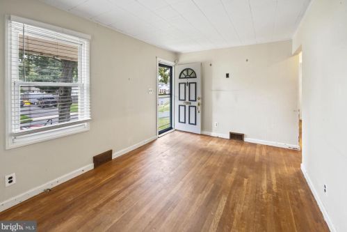 5 Fogarty Dr, Trenton NJ 08619-4320 exterior