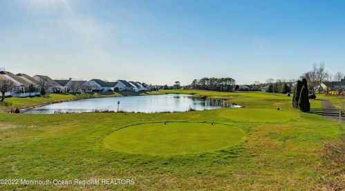 24 Arcadia Dr, Lakehurst, NJ 08759-6161