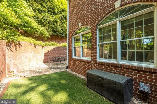 1941 Valleywood Rd, Mc Lean VA  22101-4931 exterior