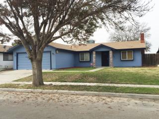 909 Petaluma St, Tulare, CA 93274-1889