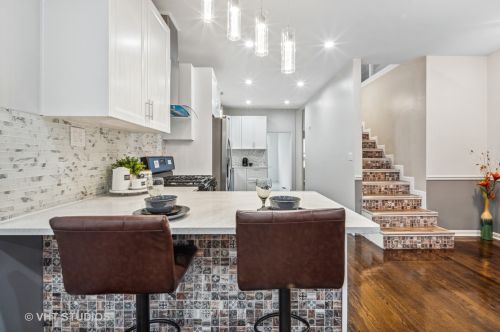 8232 Luella Ave, Chicago IL 60617-1842 exterior