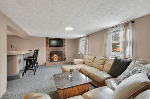 6 Stardust Dr, Enfield CT 06082-5722 exterior