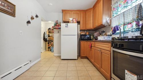 47 Fayette St, Edison NJ  08817-4317 exterior