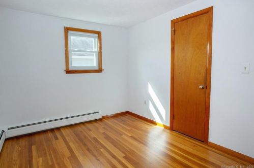 5 Litchfield Dr, Enfield CT 06082-5807 exterior