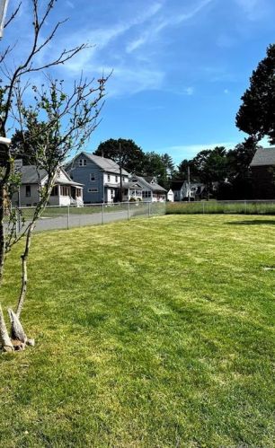 8 Mtn Vw Ave, Enfield CT 06082-3640 exterior