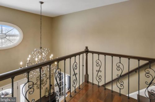 19840 Meredith Dr, Rockville MD 20855-2426 exterior