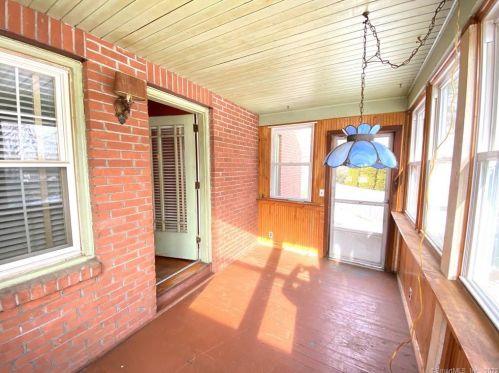 21 Pleasant St, Windsor Locks CT 06096-1439 exterior