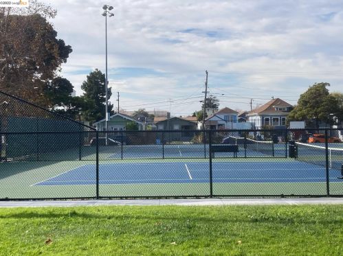 2736 Wallace St, Berkeley CA 94702-2232 exterior