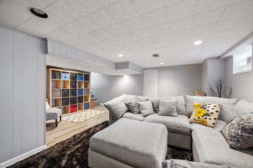 1300 Blue Jay Dr, Pittsburgh PA  15243-1206 exterior