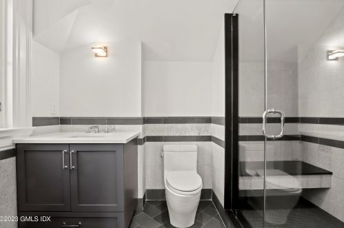 32 Meadowcroft Ln, Greenwich CT 06830-3823 exterior