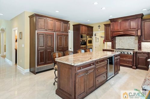 21 Southfield Rd, Edison NJ 08820-3141 exterior