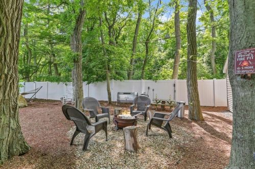 106 Harvest Ln, Milford CT 06461-1705 exterior