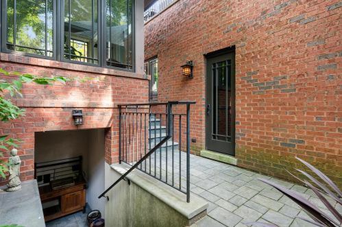 819 Castlewood Ter, Chicago IL  60640-4216 exterior