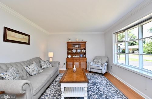 8513 Fairburn Dr, Springfield VA  22152-3225 exterior