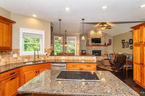 525 Crystal Dr, Duluth MN 55811-4409 exterior