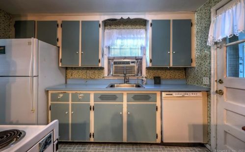 76 Holly St, Milford CT 06460-5107 exterior