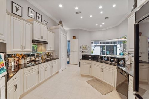 566 Eagle Crk Dr, Naples FL 34113-8016 exterior