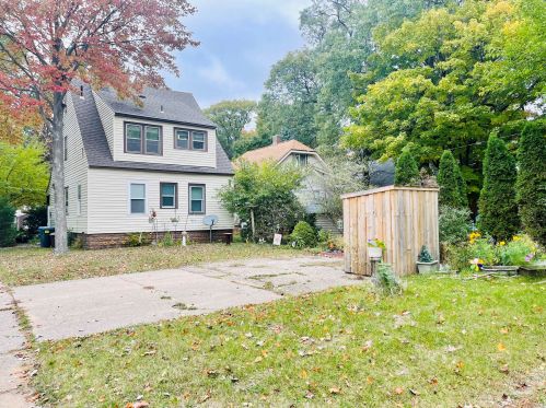 1303 Emerson Ave, Meskegon MI 49442-5206 exterior