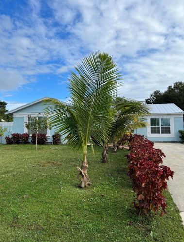 325 Cherryhill Rd, Fort Pierce, FL 34953-6235