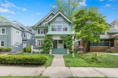 2427 Stratford Ct, Milwaukee WI 53211-2635 exterior