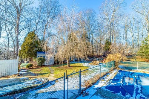 6 Cranberry Dr, Uncasville CT 06382-2006 exterior