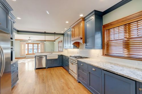 725 Lk Vw Ave, Milwaukee WI 53217-4857 exterior