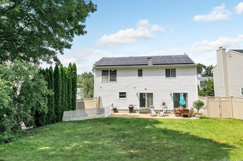 4 Lacey Ln, Norwalk, CT 06854-1116