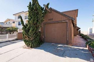 825 Ocean Dr, Oxnard CA  93035-4435 exterior