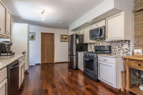 2569 Root Riv Pkwy, Milwaukee WI 53227-1849 exterior