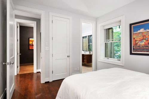 819 Castlewood Ter, Chicago IL  60640-4216 exterior