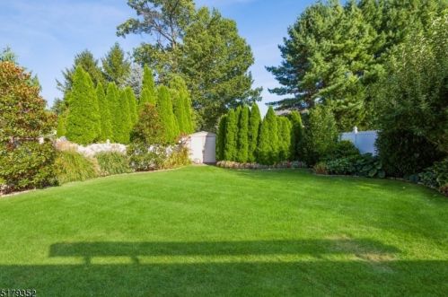 26 Acorn Dr, Clark NJ 07066-2109 exterior