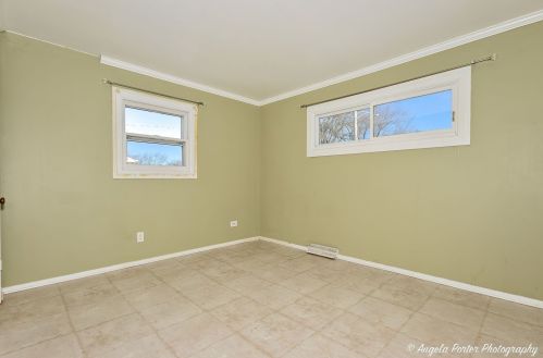 2124 Indian Rd, Waukegan IL 60087-4550 exterior