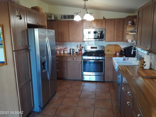 8854 Appomattox St, Tucson AZ 85710-2925 exterior