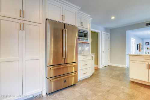 17 Carriage Dr, Middletown NJ 07748-3504 exterior