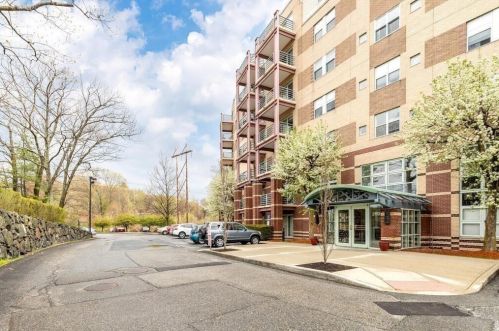 269 Cambridge Rd, Woburn MA 01801-6002 exterior