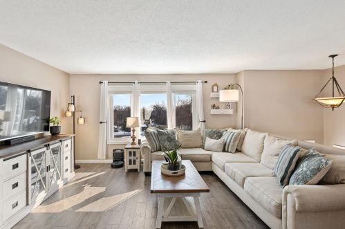 1312 Parkview Ct, Chaska, MN 55318-1740