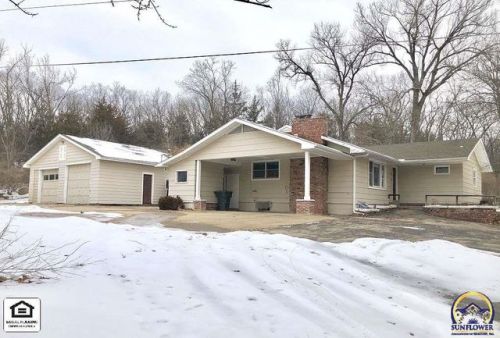 2945 Meriden Rd, Topeka KS  66617-2619 exterior