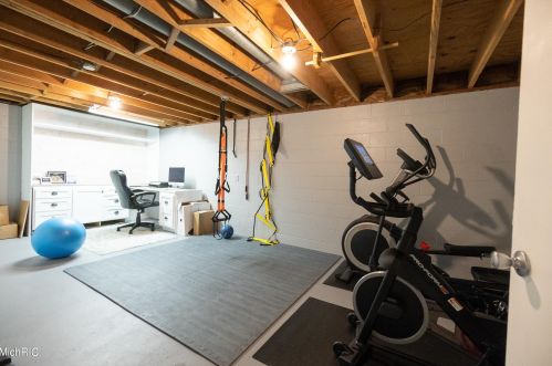 1154 Cadillac Dr, Meskegon MI 49445-1917 exterior