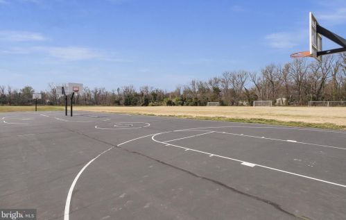 9208 Frst Hvn Dr, Alexandria VA 22309-3216 exterior