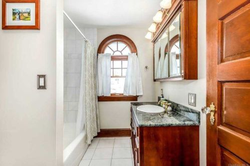 33 Ketewamoke Ave, Babylon NY 11702-1906 exterior