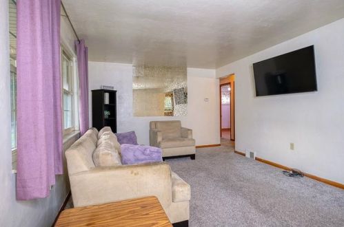 1218 Carnahan Rd, Pittsburgh, PA 15216-2906