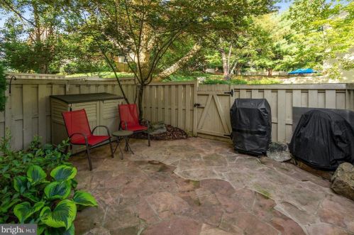 2216 Dearing St, Alexandria VA 22302-1804 exterior