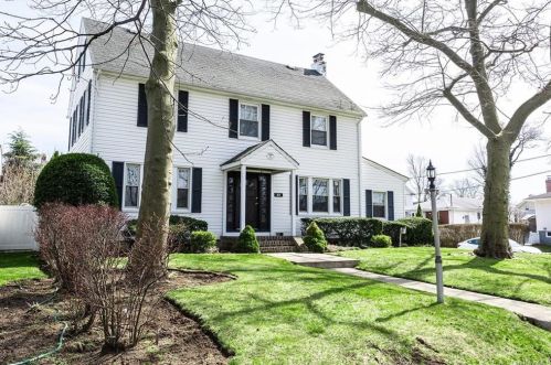 22 Brush Dr, Valley Stream, NY 11581-2034