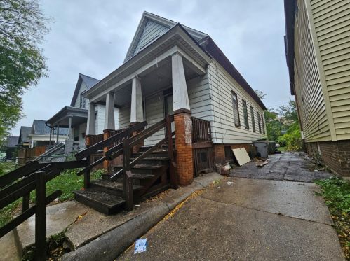 2842 16th St, Milwaukee WI 53215-3722 exterior